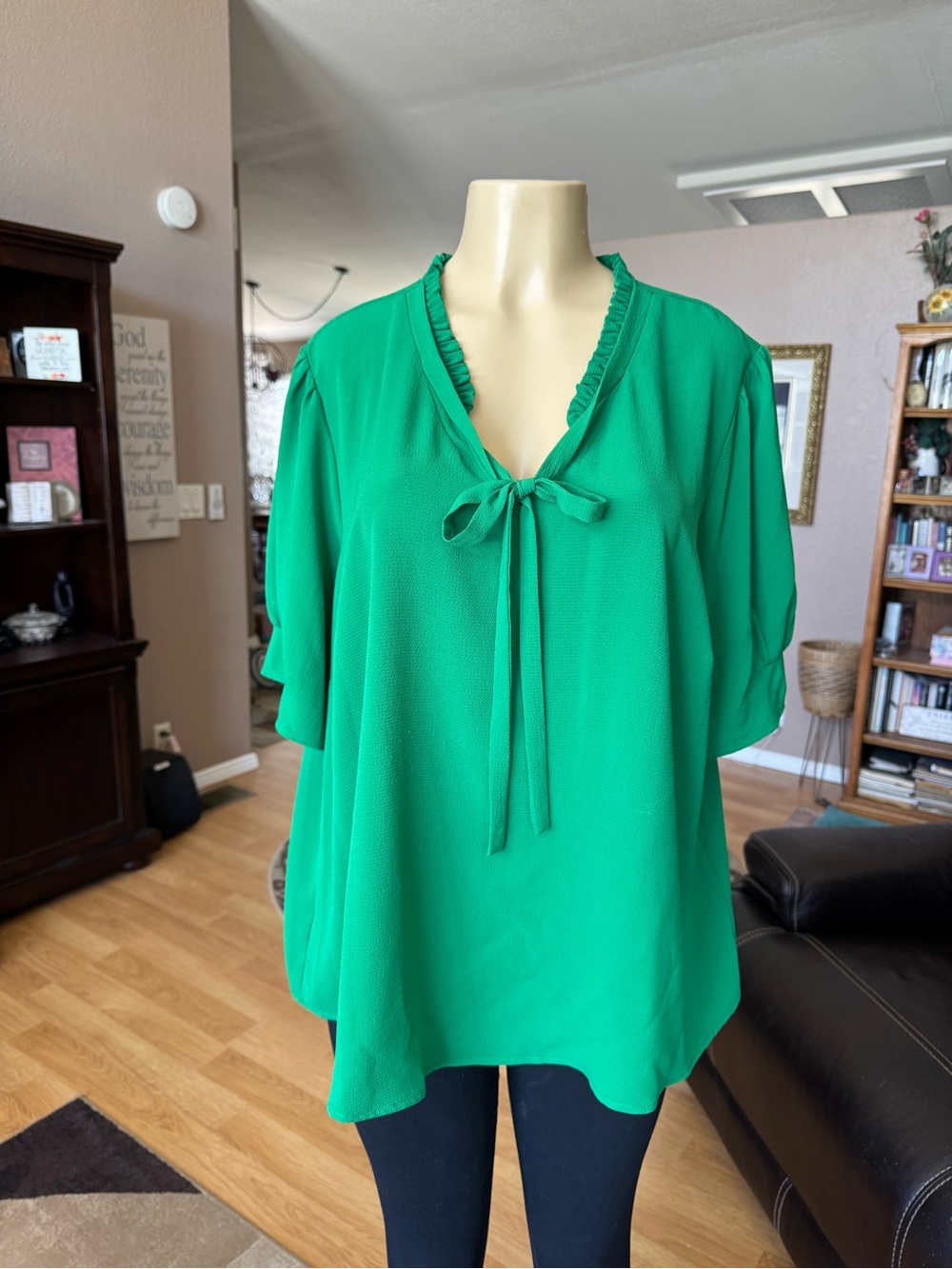 CeCe bright green V-neck that ties w/short puff sleeves-size XXL